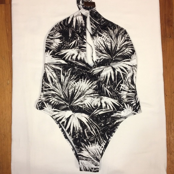 Black and white Victoria Secrets bathing suit - Picture 2 of 7